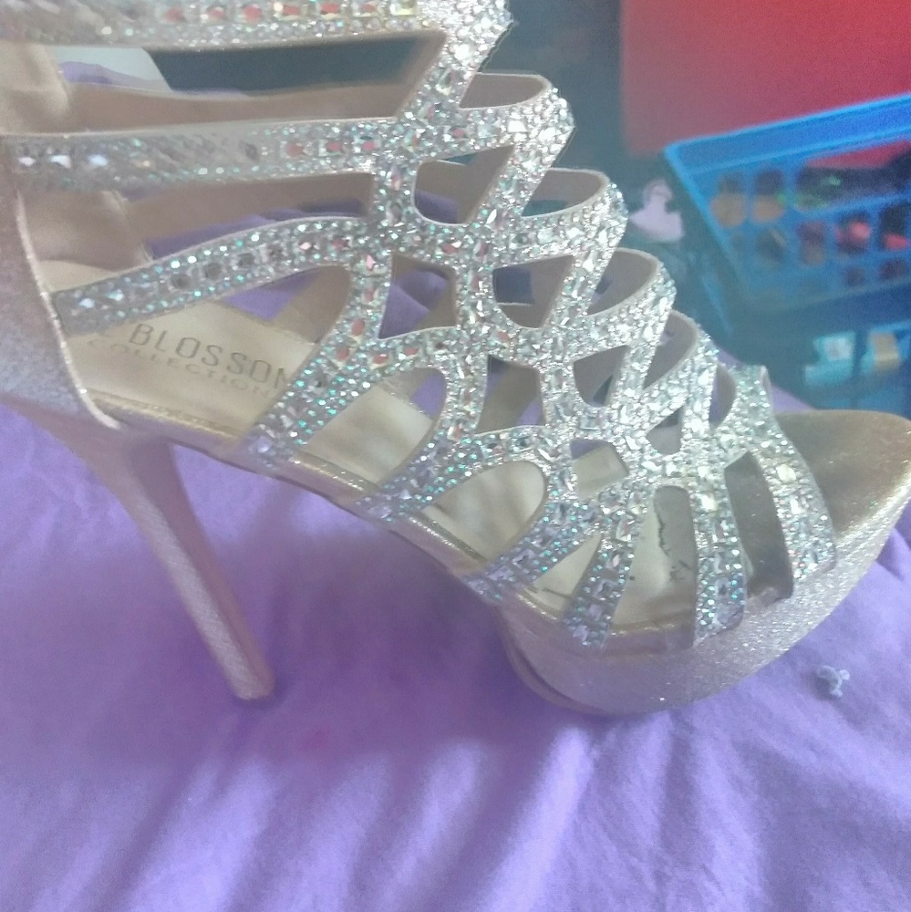 De blossom size 8 Cream collored rhinestone heels